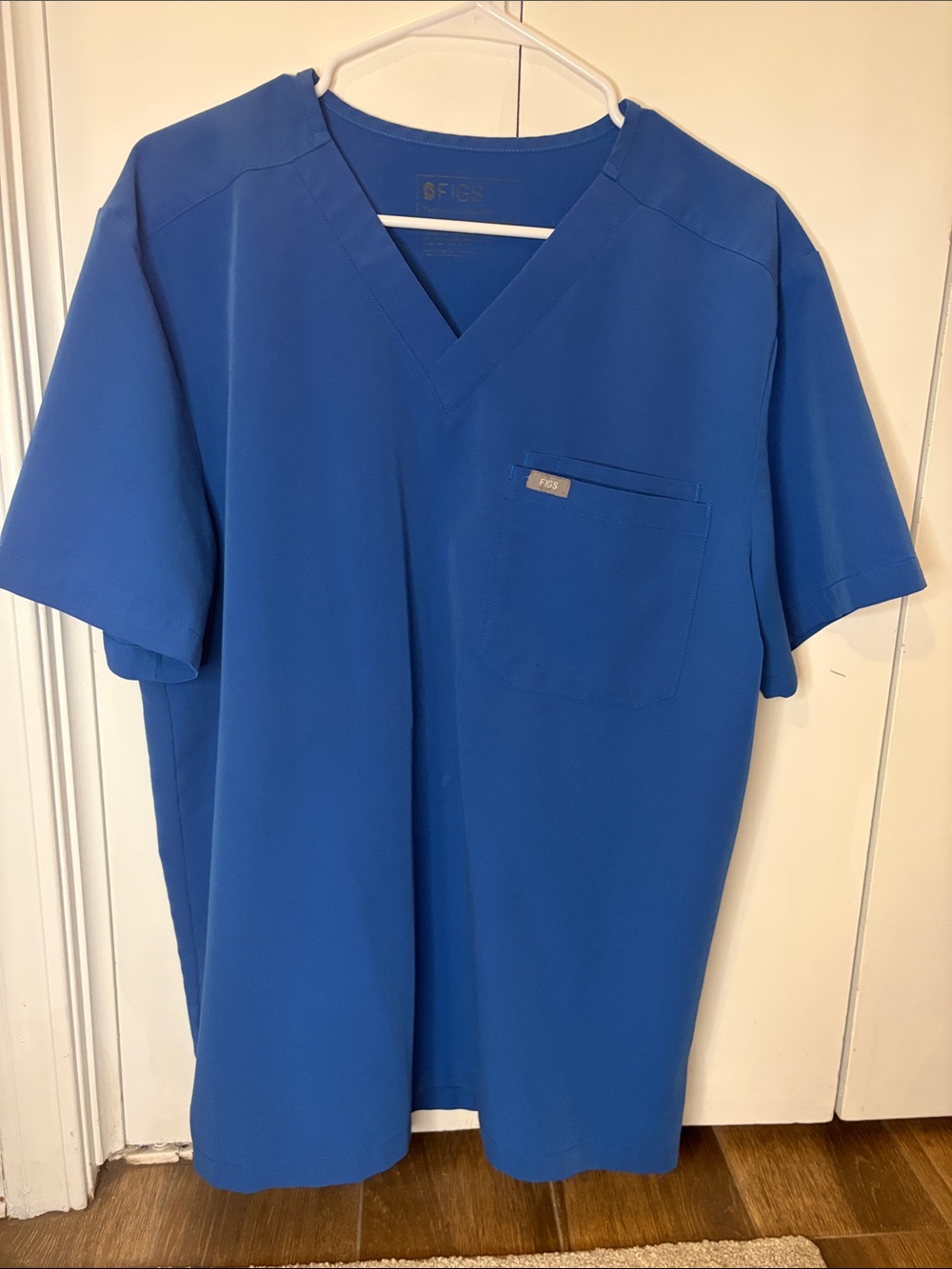 Figs Men’s V-Neck Top in Blue